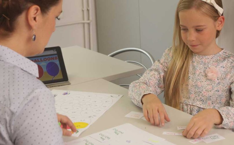 Specialni pedagog nudi podporo učencem in mladostnikom z učnimi težavami