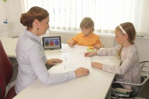 Specialni pedagog je strokovnjak, ki pomaga otrokom in mladostnikom pri učnih težavah